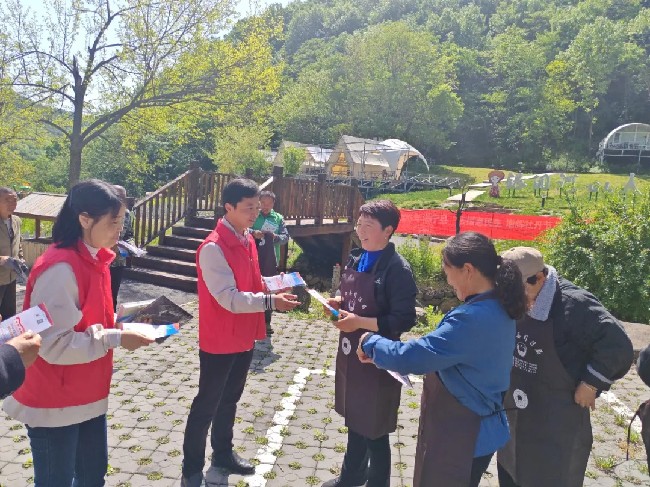 法援春风润景区 惠民服务伴旅人——洛宁县司法局开展“法援惠民生 增辉牡丹节”宣传活动 法援春风润景区 惠民服务伴旅人——洛宁县司法局开展“法援惠民生 增辉牡丹节”宣传活动