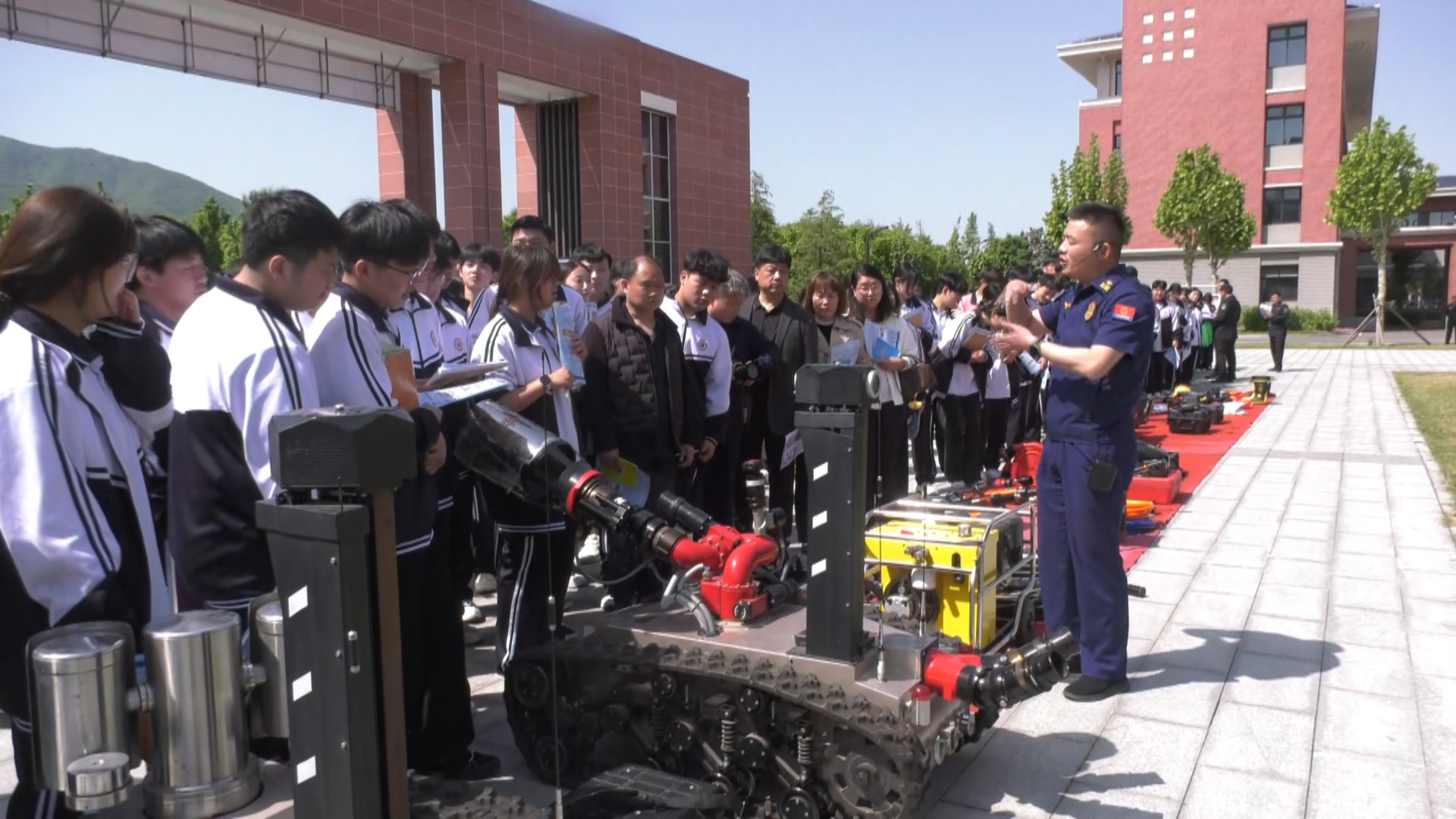 宜阳县举行校园防震疏散与消防救援综合演练 宜阳县举行校园防震疏散与消防救援综合演练
