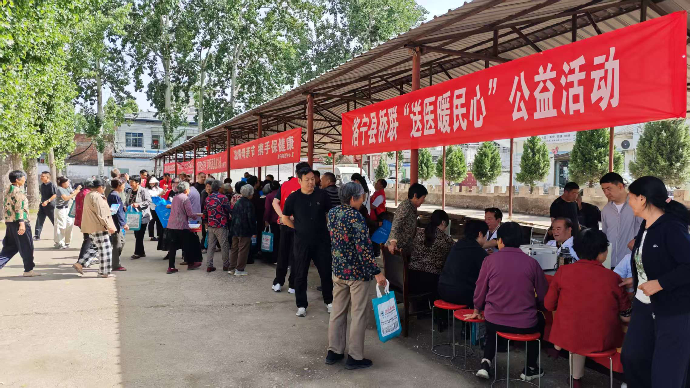 情暖母亲节 关爱润心田——洛宁县侨联开展母亲节公益活动