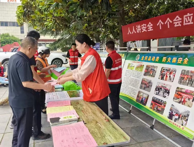 县林业局开展2026年全国防灾减灾日主题宣传暨林草生物灾害防控宣传周活动