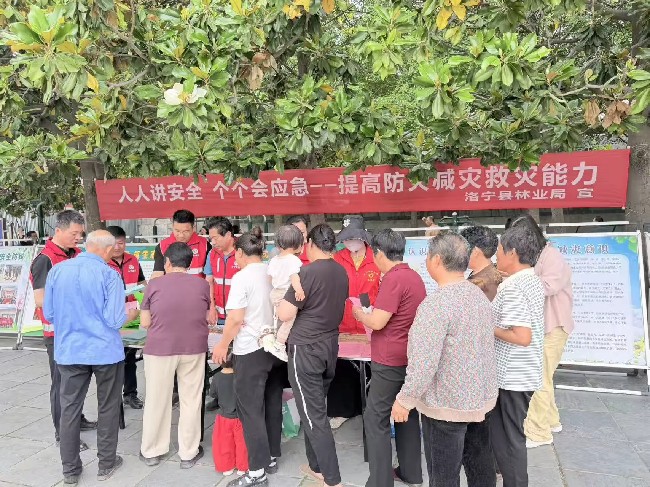 县林业局开展2026年全国防灾减灾日主题宣传暨林草生物灾害防控宣传周活动