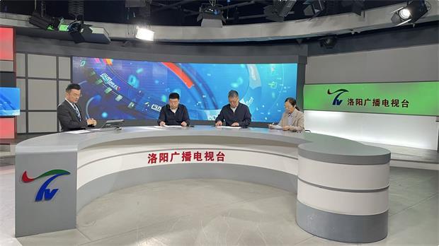 加强农业信息化建设，健全农业社会化服务体系，推进农业现代化发展