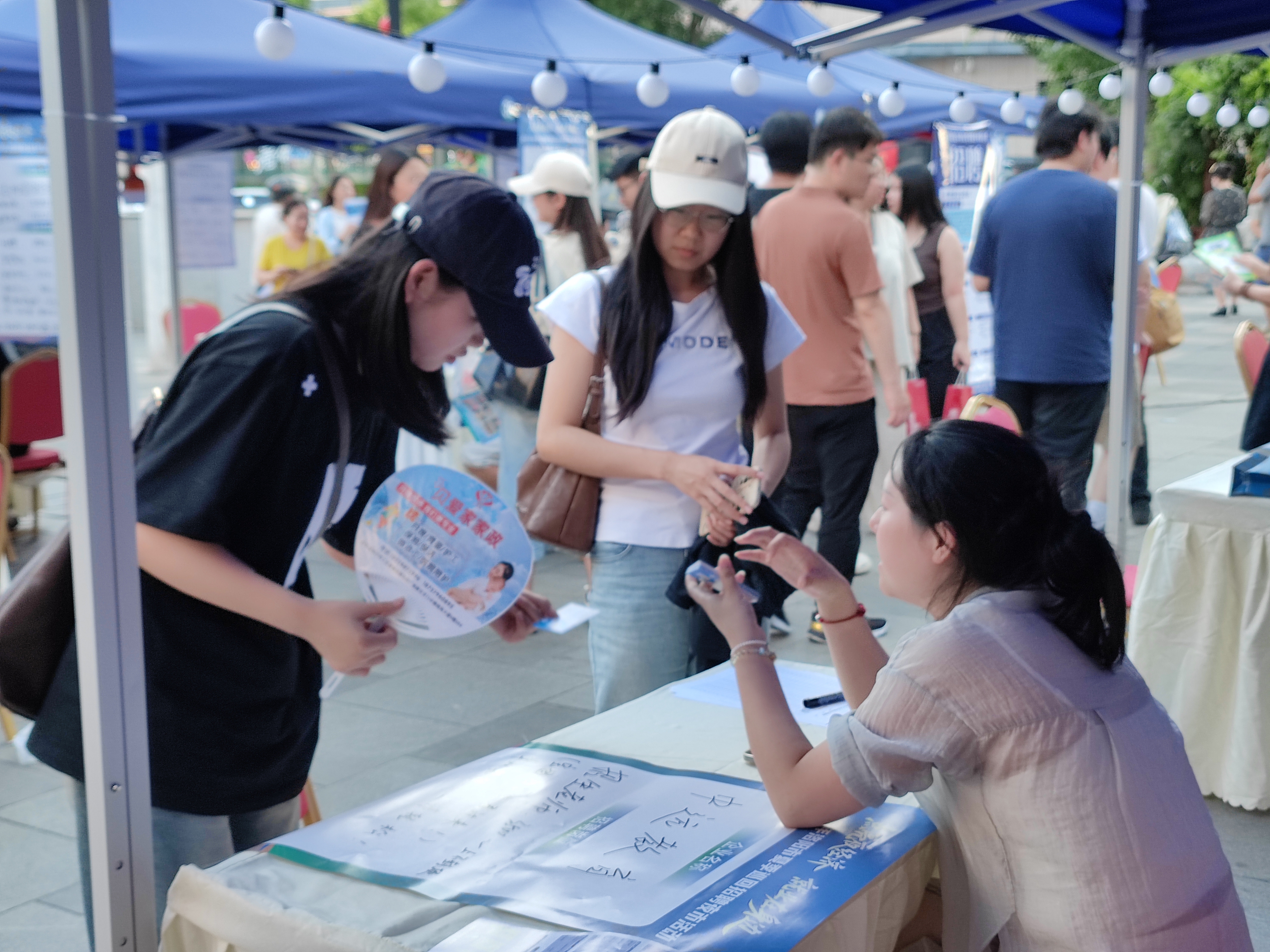“招聘夜市”涧西专场，60家企业摆摊纳才