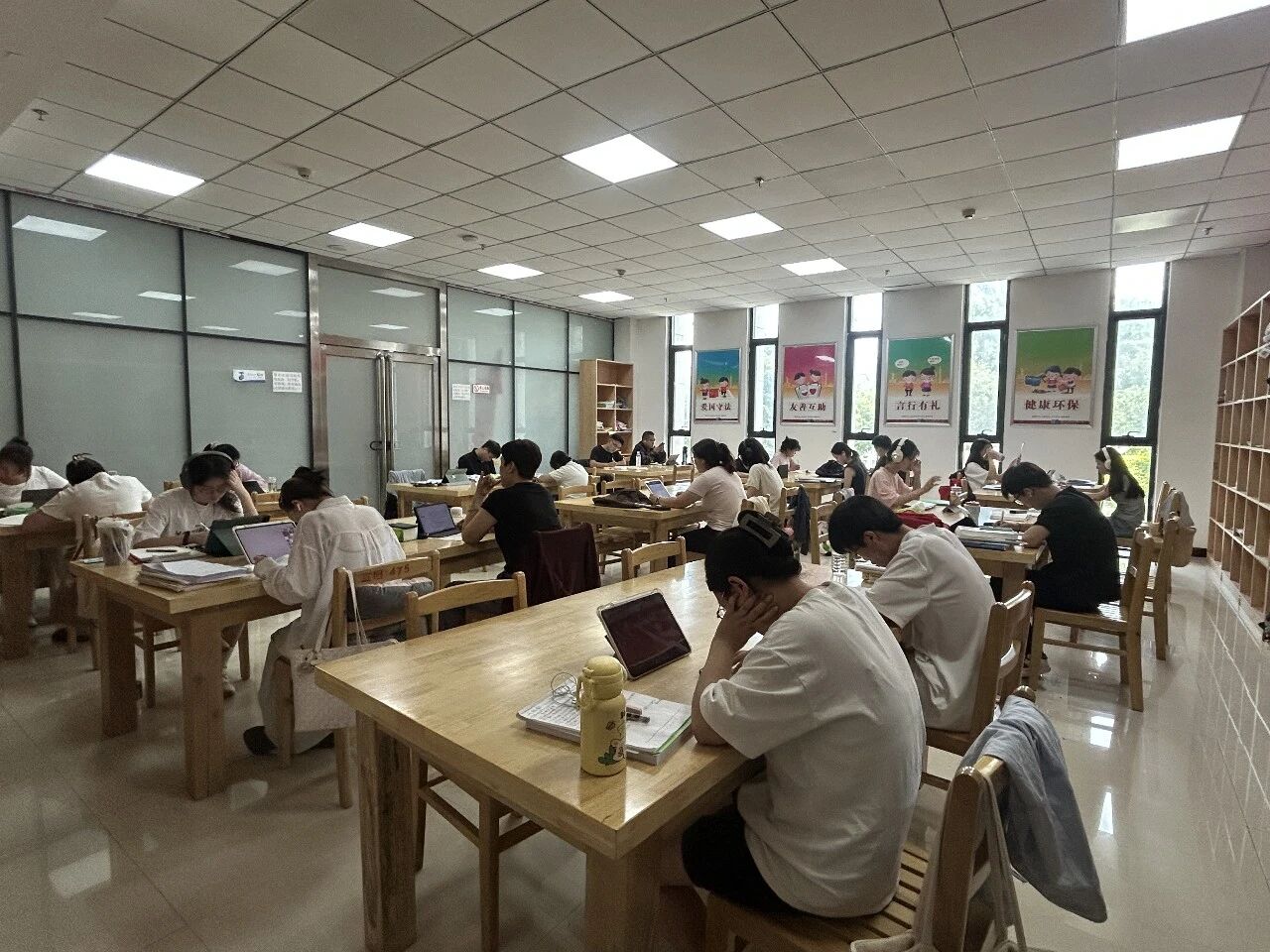 走，去宜阳图书馆看书纳凉!