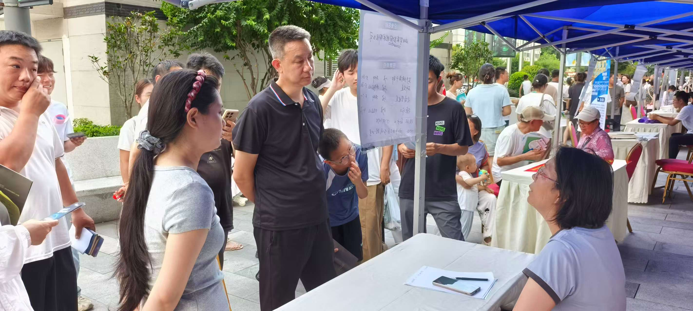 “招聘夜市”热度不减 西工专场人潮涌动