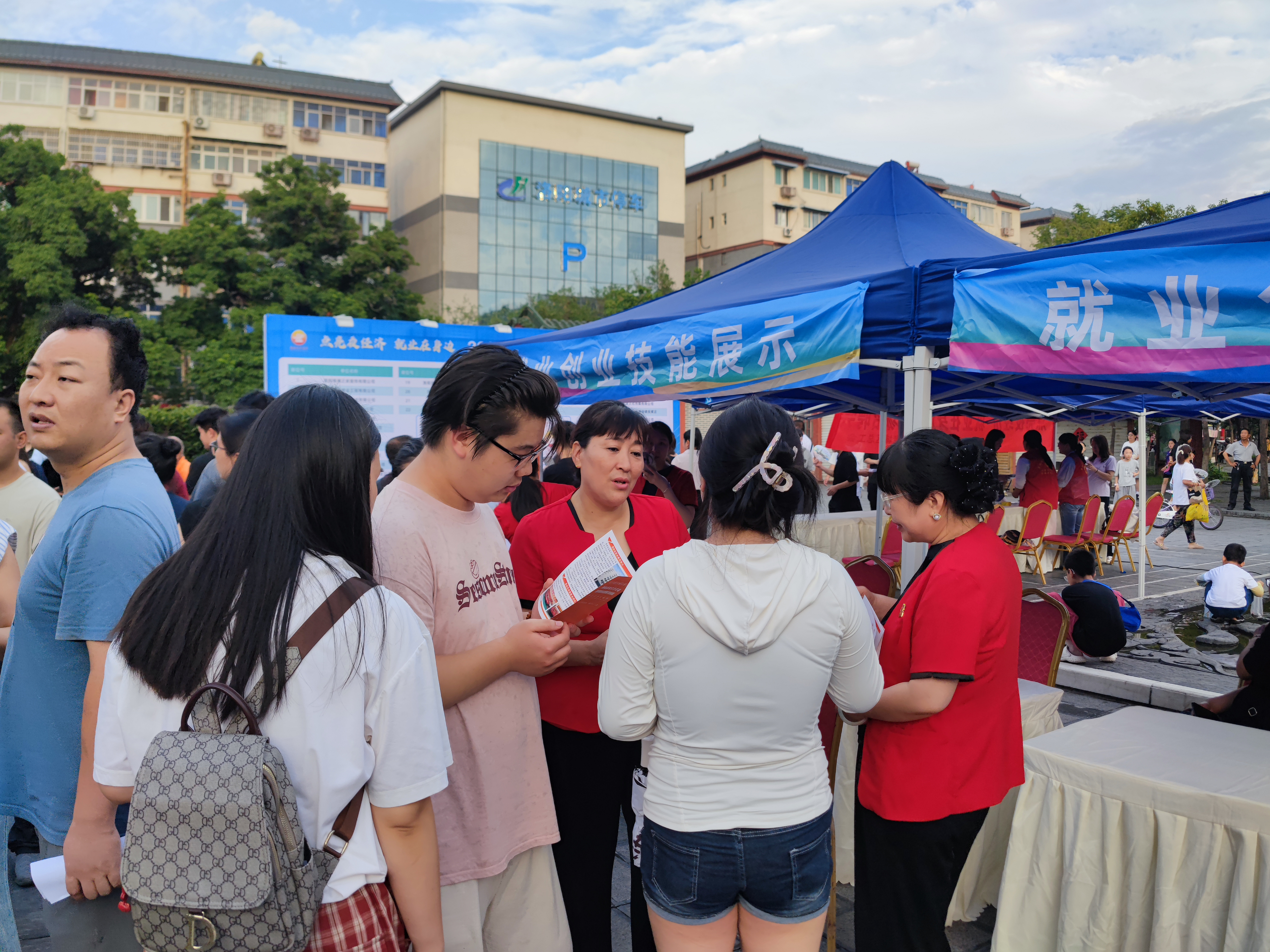 招聘夜市持续升温 老城区现场愈发火爆