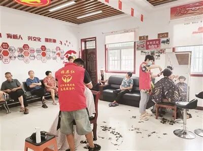 “锦屏红”志愿者为老人理发