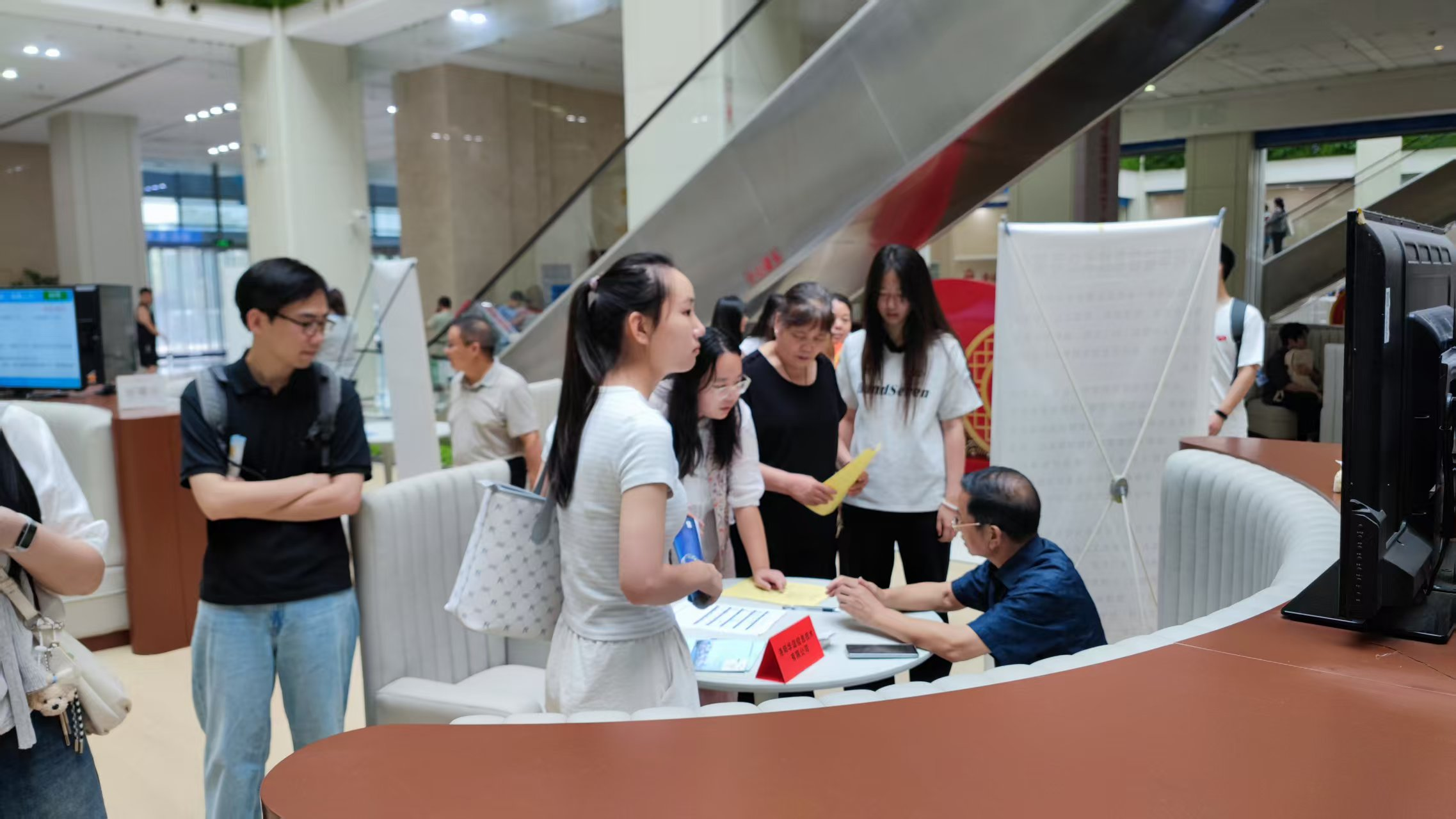 洛阳市“百日千万招聘专项行动”暨高校 毕业生综合招聘会首场活动顺利举办 洛阳市“百日千万招聘专项行动”暨高校 毕业生综合招聘会首场活动顺利举办