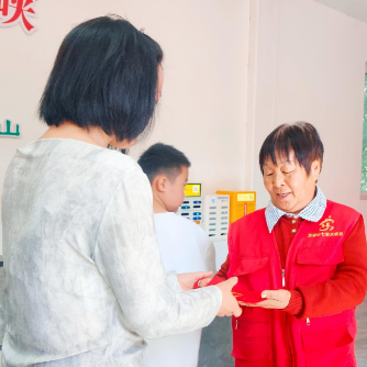 游客20余克金手镯不慎遗失！洛阳一景区工作人员帮忙寻回