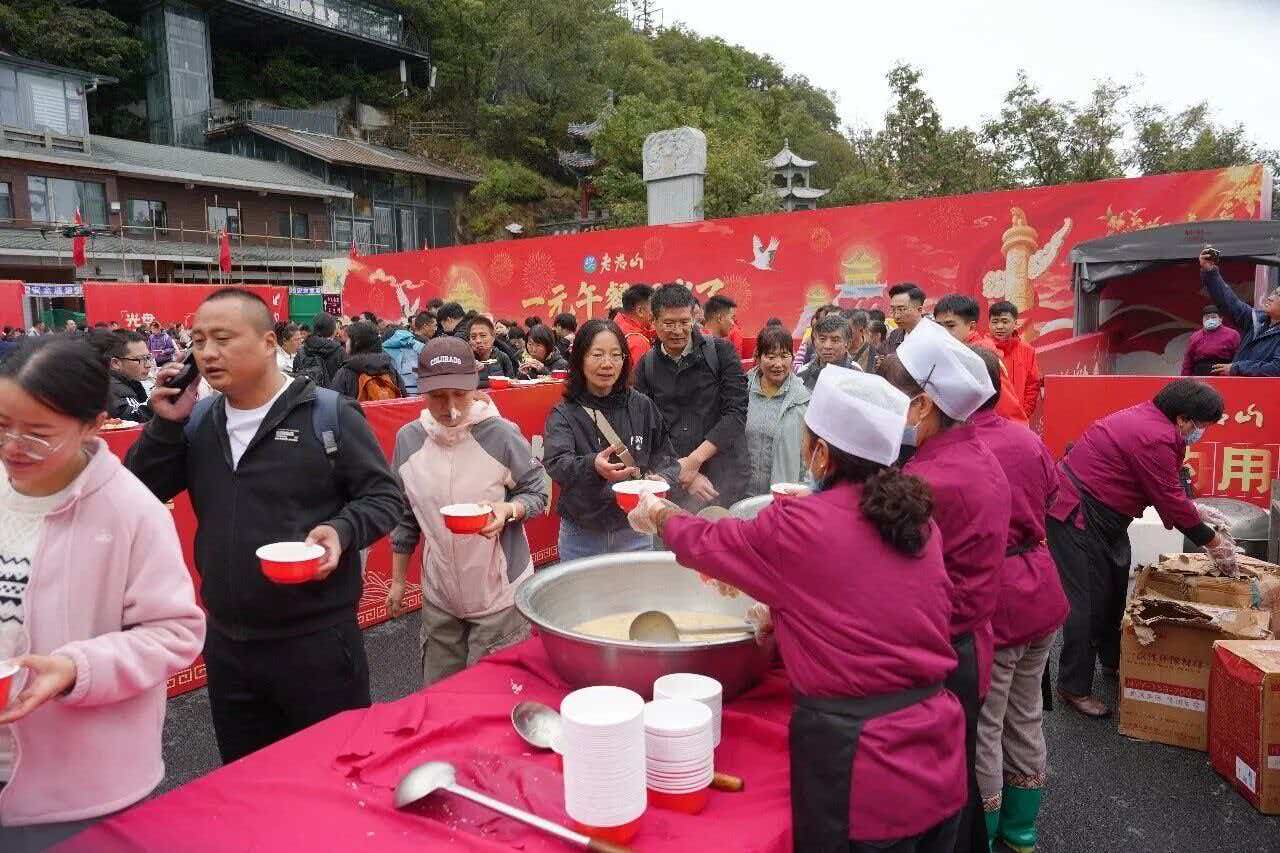 一元午餐，十年相约，仙山烟火藏着最质朴的善意！
